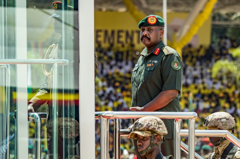 Le chef de l'armée ougandaise Muhoozi Kainerugaba et fils du président Yoweri Museveni, lors d'un défilé militaire à Kampala, le 12 mai 2026