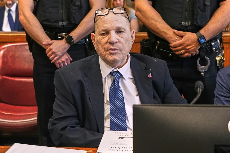 L'ancien producteur de cinéma américain Harvey Weinstein comparaît devant la Cour suprême pénale de l'État de New York, à Manhattan, le 21 avril 2026