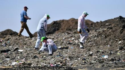 Des experts médico-légaux sur le site du crash de l'avion Boeing 737 MAX de la compagnie Ethiopian Airlines , dans le village de Hama Quntushele, près de Bishoftu, dans la région d'Oromia, le 15 mars 2019 en Ethiopie