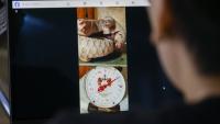 Une personne regarde un post Facebook proposant un cadavre de pangolin posé sur une balance et à vendre, le 25 juin 2026