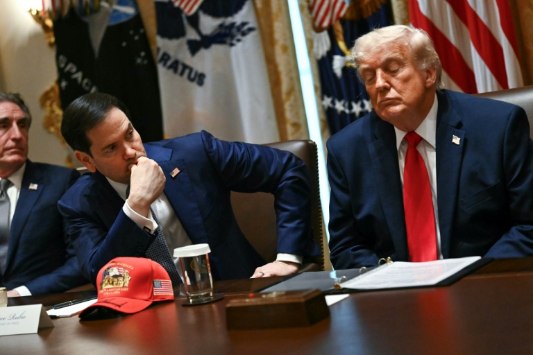 Le président américain Donald Trump avec à sa droite son chef de la diplomatie, Marco Rubio, lors d'un conseil des ministres à la Maison Blanche, à Washington, le 27 mai 2026