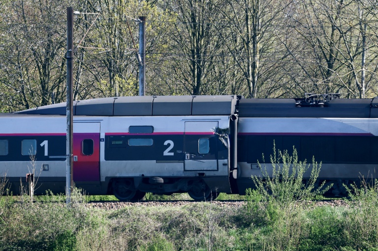 Un wagon endommagé après une collision entre un TGV et un camion à un passage à niveau à Bully-les-Mines, entre Béthune et Lens, le 7 avril 2026 dans le Pas-de-Calais