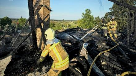 Des pompiers ukrainiens éteignent un incendie après une frappe de drone russe à Kiev le 12 mai 2026. Image fournie par les services d'urgence ukrainiens