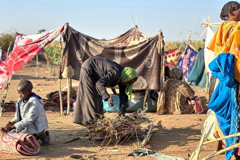 Des personnes déplacées ayant fui El-Facher après la chute de la ville aux mains des Forces de soutien rapide (FSR), dans un campement à Tawila, dans la région du Darfour, le 28 octobre 2025 au Soudan