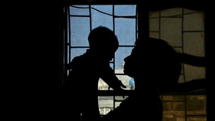 Une Soudanaise, survivante d'un viol tient son bébé dans ses bras, dans un appartement à Khartoum, le 25 avril 2026 au Soudan