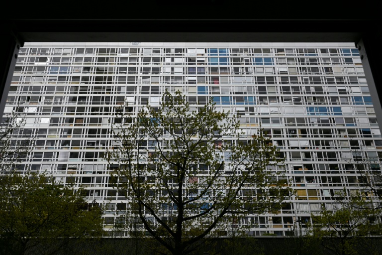 L'immeuble Mouchotte, conçu par l'architecte français Jean Dubuisson et inauguré en 1966 dans le cadre du projet de rénovation urbaine Maine-Montparnasse, le 5 avril 2026 à Paris