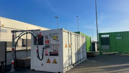 Photo prise le 17 septembre 2025 et distribuée par Zero Emission Service le 24 septembre 2025 montrant l'installation par grue d'une batterie sur le navire transporteur MS Den Bosch Max Groen, amarré au port de Rotterdam, aux Pays-Bas