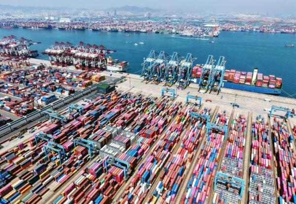 Des conteneurs prêts à l'exportation dans le port de Qingdao, en Chine, le 15 avril 2025
