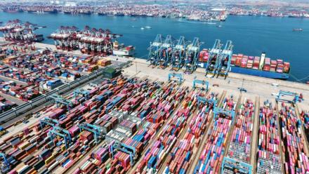 Des conteneurs prêts à l'exportation dans le port de Qingdao, en Chine, le 15 avril 2025