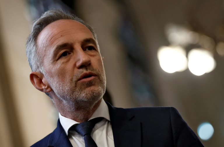 Le maire de Paris, Emmanuel Grégoire, prononce un discours lors du lancement d'une convention citoyenne sur la protection des enfants et les rythmes scolaires, à l'Hôtel de ville de Paris, le 18 mai 2026