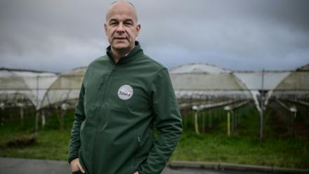 Le président de la Fédération nationale des syndicats d'exploitants agricoles (FNSEA), Arnaud Rousseau, dans une ferme fruitière à Feugarolles, le 9 janvier 2025