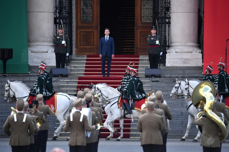 Le Premier ministre entrant de la Hongrie, Peter Magyar, se tient sur les marches du Parlement hongrois après sa cérémonie d’investiture à Budapest, le 9 mai 2026