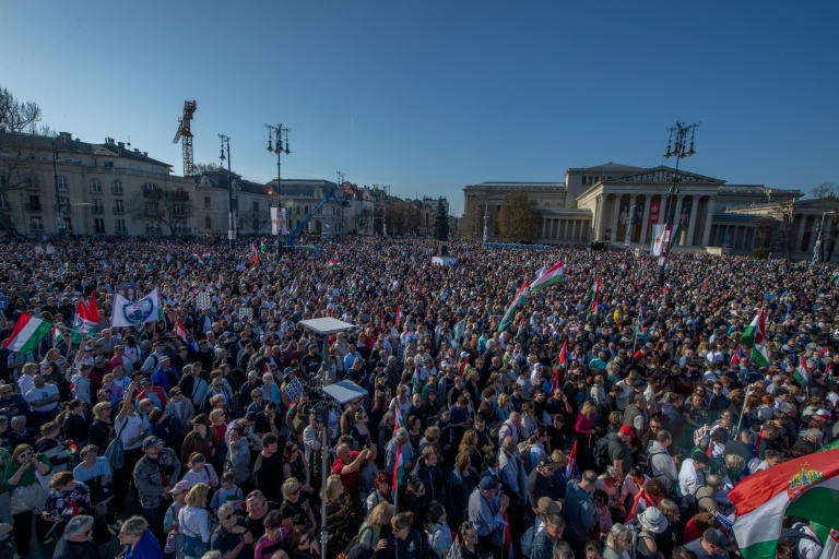 Des personnes assistent à un meeting de campagne organisé par le parti hongrois Tisza à Budapest, le 15 mars 2026