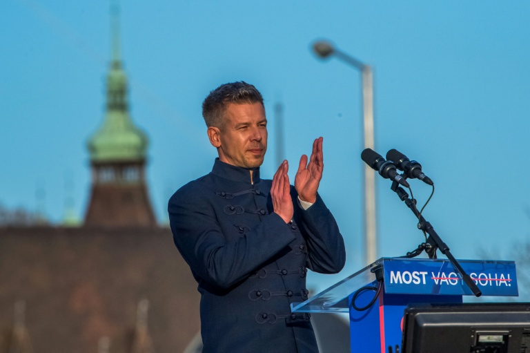 Le chef de l'opposition et président du parti Tisza, Peter Magyar, lors d'un rassemblement électoral à Budapest, le 15 mars 2026
