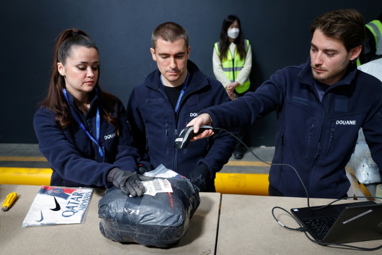 Des agents des douanes inspectent des colis de fret aérien dans un entrepôt de l’aéroport de Roissy-Charles de Gaulle, près de Paris, le 29 avril 2025