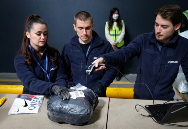 Des agents des douanes inspectent des colis de fret aérien dans un entrepôt de l’aéroport de Roissy-Charles de Gaulle, près de Paris, le 29 avril 2025