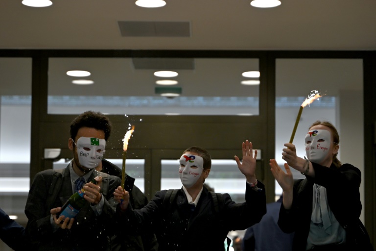 Des membres d'Extinction Rebellion (XR) manifestent devant les bureaux de la banque BNP Paribas, avant l'assemblée générale ordinaire et extraordinaire des actionnaires de TotalEnergies, le 23 mai 2025 à Paris