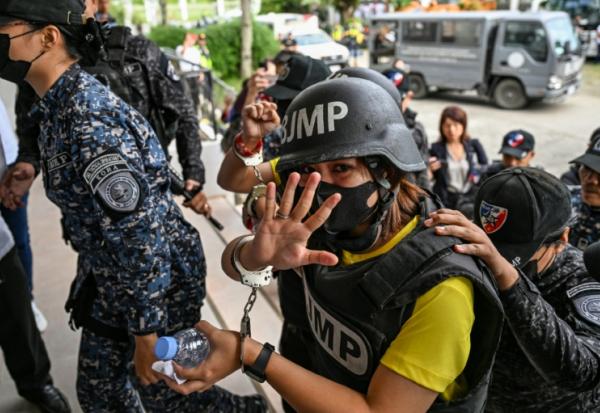 La journaliste philippine Frenchie Mae Cumpio arrive au tribunal de Tacloban, le 22 janvier 2026