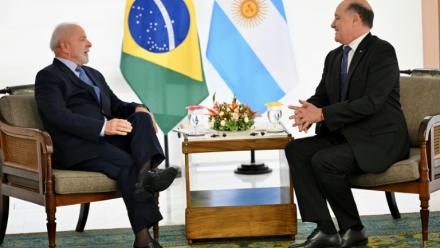 Le président brésilien Luiz Inácio Lula da Silva (g.) s'entretient avec le nouvel ambassadeur argentin au Brésil, Guillermo Daniel Raimondi, lors d'une rencontre au palais du Planalto à Brasilia, le 14 novembre 2024
