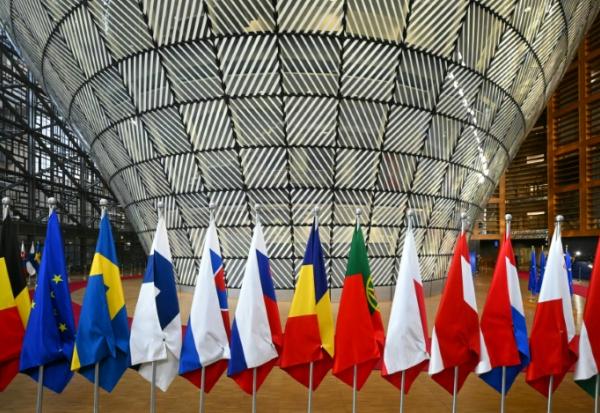 Les drapeaux de pays européens au siège de l'Union européenne à Bruxelles, le 19 mars 2026
