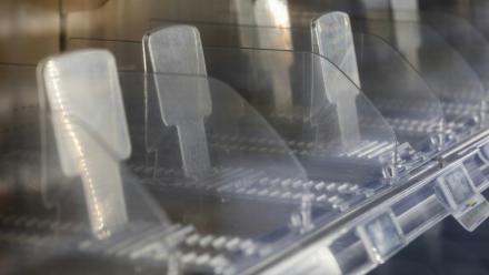 Des rayons frais vides le 12 octobre 2026 dans un Intermarché de Névez, dans le Finistère après une cyberattaque