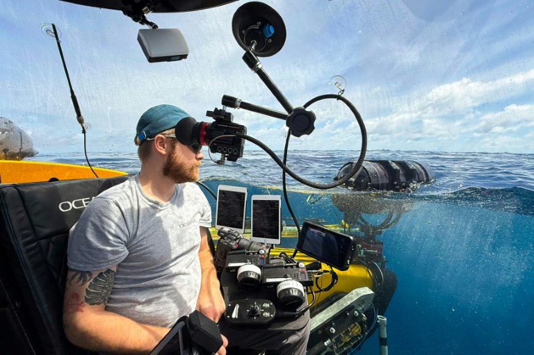 Le directeur de la photographie d'OceanX Adam Wolfbrandt refait surface avec son submersible Nadir le 9 janvier 2026 au large de l'île de Sulawesi, en Indonésie