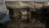 Un enfant dans un camp de tentes inondé dans le quartier de Zeitoun à Gaza-ville, après le passage de la tempête Byron le 11 décembre 2025