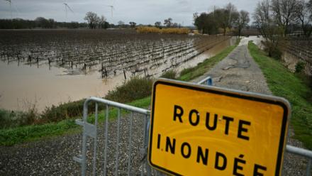 Une route inondée à Coursan, dans l'Aude, le 19 janvier 2026