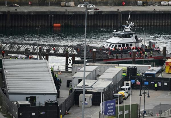 Des migrants récupérés en mer alors qu'ils tentaient de traverser la Manche depuis la France, arrivent à la marina de Douvres, dans le sud-est de l'Angleterre, le 21 mai 2025