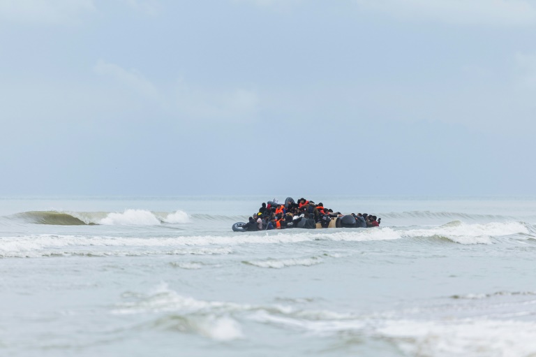 Des migrants sur un canot pneumatique tentent de traverser la Manche, après avoir quitté la plage d'Ecault à Saint-Etienne-au-Mont, dans le nord de la France, le 30 octobre 2024