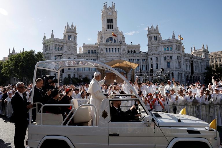 Le pape Léon XIV arrive pour célébrer une messe de plein air place de Cibeles, dans le centre de Madrid, le 7 juin 2026 