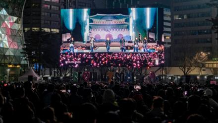 Le concert de BTS diffusé sur un écran géant sur une place du centre de Séoul, le 21 mars 2026