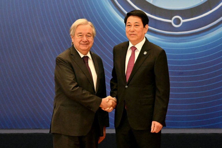 Le secrétaire général de l'ONU Antonio Guterres (à gauche) serre ma main du président vietnamien Luong Cuong (à droite) lors de la cérémonie de signature du premier traité des Nations Unies visant la cybercriminalité  à Hanoï le 25 octobre 2025.