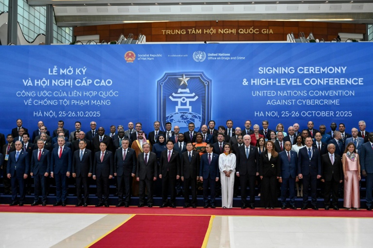 Les délégués posent pour la signature du premier traité des Nations Unies visant la cybercriminalité à Hanoï le 25 octobre 2025.