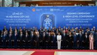 Les délégués posent pour la signature du premier traité des Nations Unies visant la cybercriminalité à Hanoï le 25 octobre 2025.