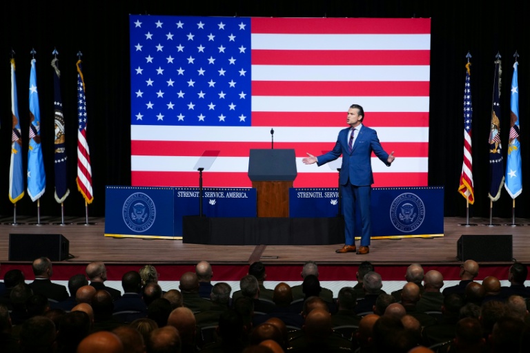 Le secrétaire américain à la Défense, Pete Hegseth, s'adresse aux officiers supérieurs de l'armée à la base du Corps des Marines de Quantico, à Quantico, en Virginie, le 30 septembre 2025