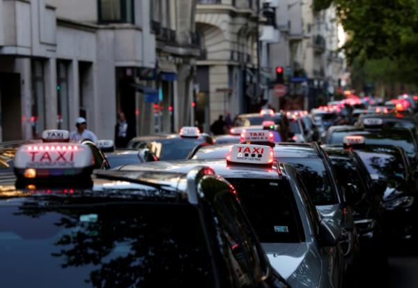 Rassemblement de taxis dans les rues de Paris,  pour protester contre les nouvelles conditions tarifaires du transport sanitaire et la concurrence des VTC, le 19 mai 2025