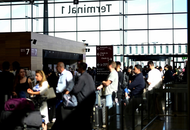 Des passagers attendent de longues heures avant d'embarquer au Terminal 1 de l'aéroport Berlin Brandenburg BER Willy-Brandt, à Schoenefeld, près de Berlin, le 20 septembre 2025, suite à une cyberattaque qui a perturbé plusieurs aéroports européens