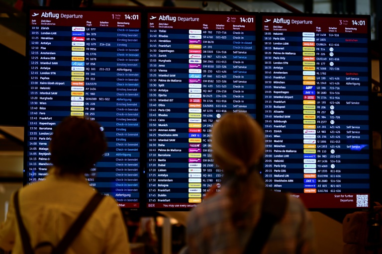 L'aéroport de Berlin, mais aussi ceux de Bruxelles et Heathrow à Londres, sont perturbés le 20 septembre 2025 en raison d'une cyberattaque sur un logiciel pour l'enregistrement des passagers, qui ont dû parfois attendre de longues heures avant de pouvoir effectuer cette formalité