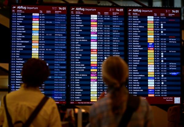 L'aéroport de Berlin, mais aussi ceux de Bruxelles et Heathrow à Londres, sont perturbés le 20 septembre 2025 en raison d'une cyberattaque sur un logiciel pour l'enregistrement des passagers, qui ont dû parfois attendre de longues heures avant de pouvoir effectuer cette formalité