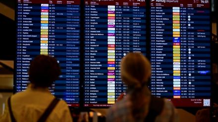 L'aéroport de Berlin, mais aussi ceux de Bruxelles et Heathrow à Londres, sont perturbés le 20 septembre 2025 en raison d'une cyberattaque sur un logiciel pour l'enregistrement des passagers, qui ont dû parfois attendre de longues heures avant de pouvoir effectuer cette formalité