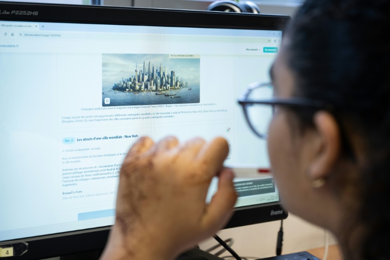 Une élève réalise un exercice lors d'un cours d'intelligence artificielle (IA) au collège Jean Mace à Mulhouse, le 26 mars 2026 dans le Haut-Rhin