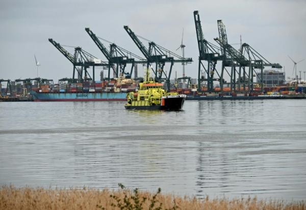 Un navire des garde-côtes néerlandais arrive au port d'Anvers pour participer aux opérations de nettoyage après une fuite de pétrole qui a interrompu le trafic maritime, le 10 avril 2026 en Belgique