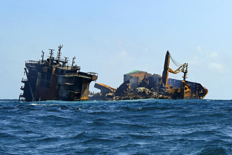 Le porte-conteneurs MV X-Press Pearl, immatriculé à Singapour et transportant des centaines de conteneurs de produits chimiques et de granulés de plastique, lors de son remorquage au large des côtes de Colombo en juin 2021