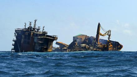 Le porte-conteneurs MV X-Press Pearl, immatriculé à Singapour et transportant des centaines de conteneurs de produits chimiques et de granulés de plastique, lors de son remorquage au large des côtes de Colombo en juin 2021