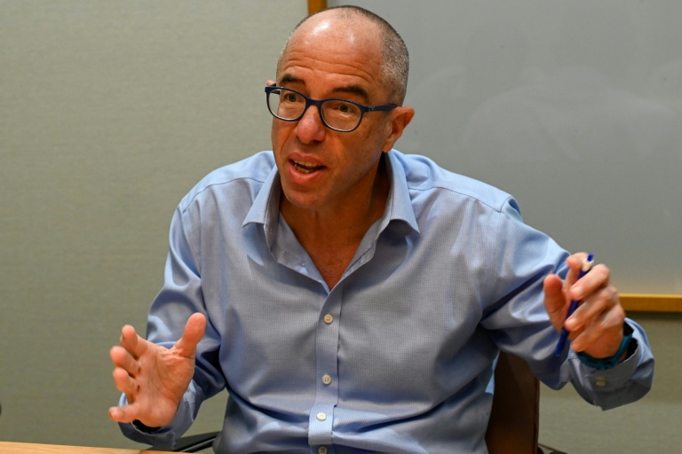 Shmuel Yoskovitz, directeur général de l'armateur Express Feeders, lors d'un entretien avec l'AFP à Singapour le 22 septembre 2025