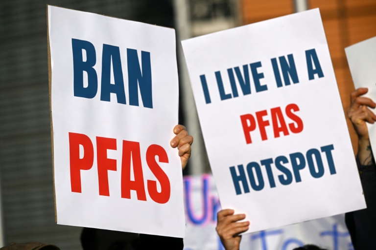 Manifestation contre les PFAS de militants pour l'environnement devant la Commission européenne à Bruxelles le 5 mars 2026