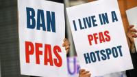 Manifestation contre les PFAS de militants pour l'environnement devant la Commission européenne à Bruxelles le 5 mars 2026