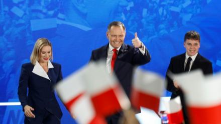 Karol Nawrocki, accompagné de son épouse Marta, salue ses partisans après l'annonce des sondages de sortie des urnes, lors du deuxième tour de la présidentielle, le 1er juin 2025 à Varsovie, en Pologne 