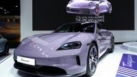 Un modèle Taycan de Porsche exposé au salon de l'automobile à Bangkok, le 24 mars 2025 en Thaïlande